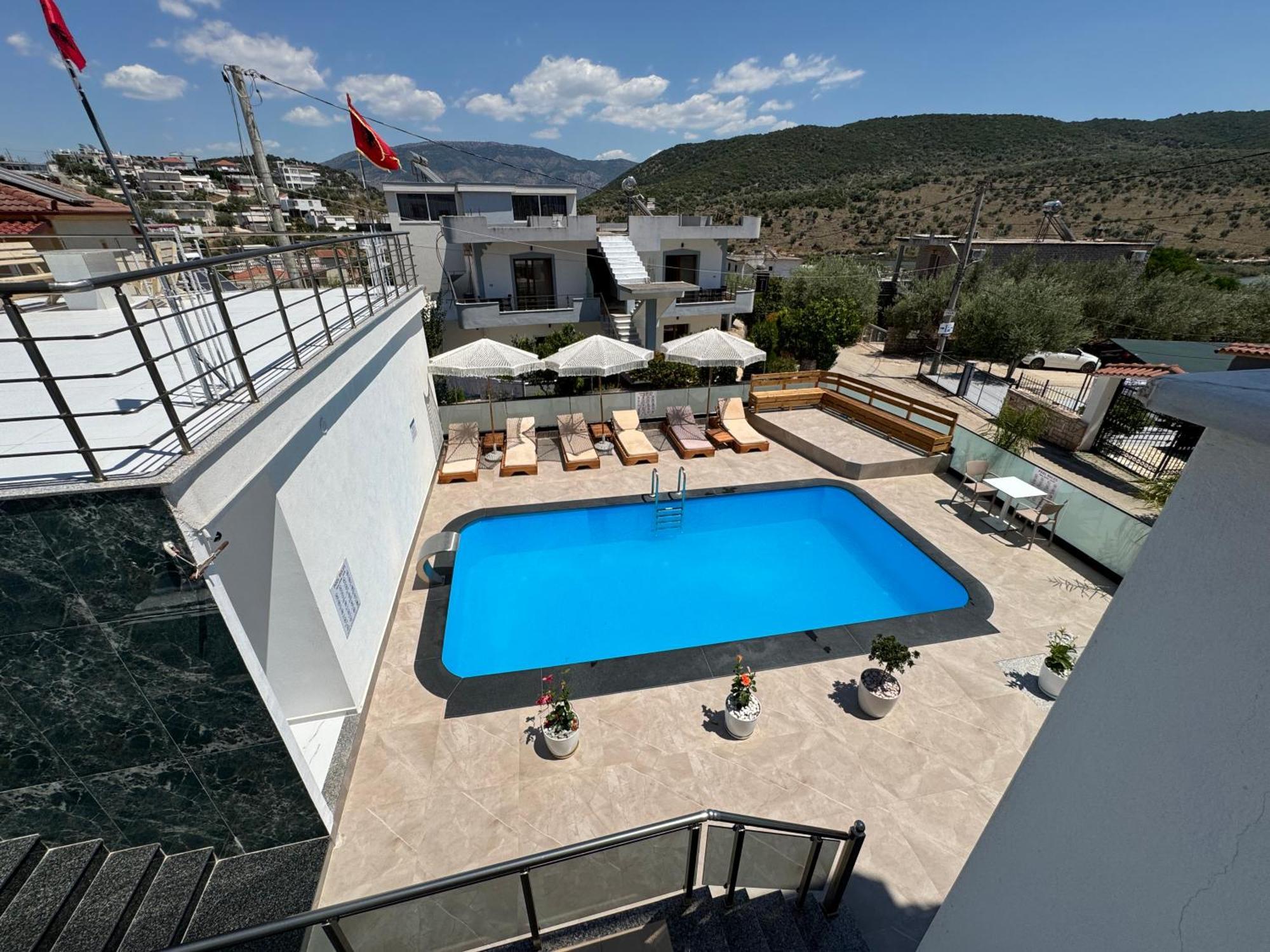 Villa Center & Pool *
