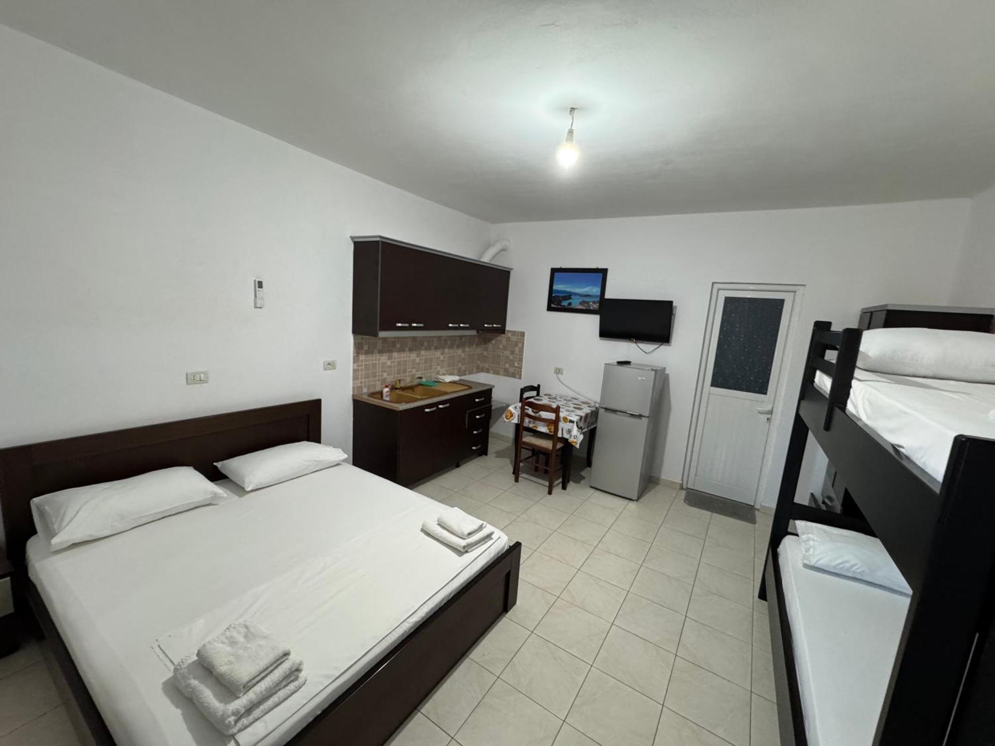 Center & Pool * Ksamil